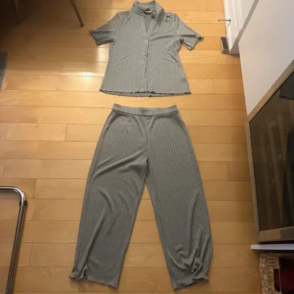 Club Monaco Wide Rib Pants and Matching Ribbed Cardi - Picture 6 of 6